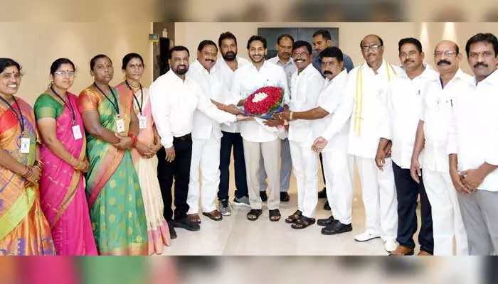 సీఎం వైఎస్ జగన్‌తో నాయి బ్రహ్మణులు భేటీ