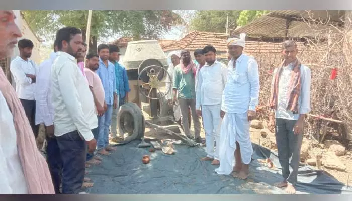 సీసీ రోడ్ పనులను ప్రారంభించిన గ్రామ సర్పంచ్..