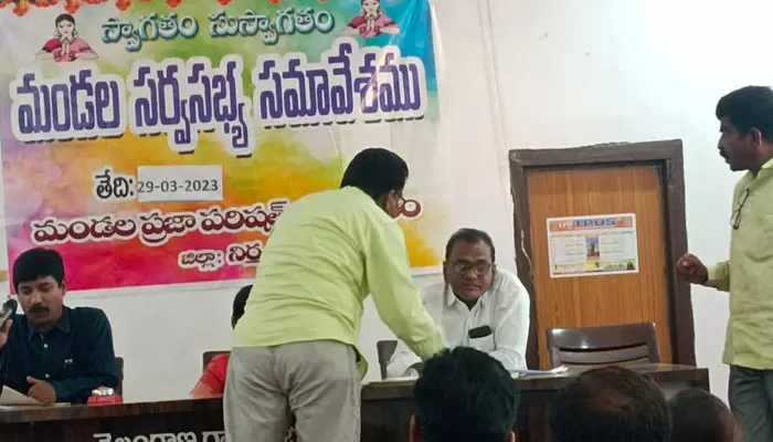 గైర్హాజరైన అధికారులపై చర్యలు ఏవి?