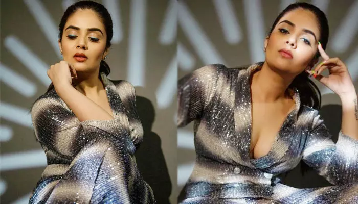 అందాల తెరపై హద్దులను చెరిపేస్తున్న యాంకర్ Sreemukhi