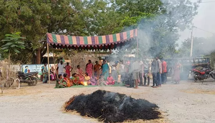 డబల్ బెడ్ రూమ్ ఇండ్ల అవకతవకల పై గ్రామస్తుల ఆందోళన..