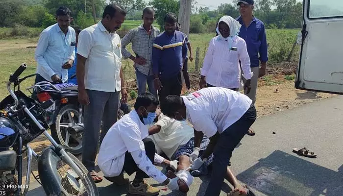 రెండు బైకులు ఢీ.. ఇద్దరికి గాయాలు