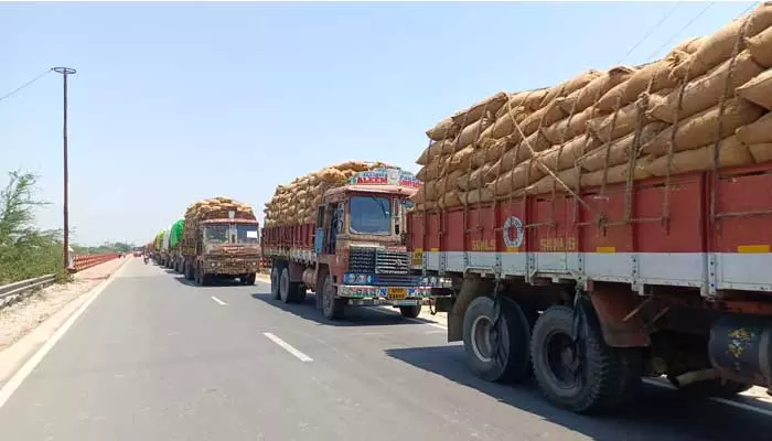 ధాన్యం కొనుగోలు పై ఆంక్షలు : ఆందోళనలో రైతులు, లారీ డ్రైవర్లు