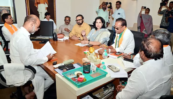 BRS మంత్రులు, ఎమ్మెల్యేలు టచ్‌లో ఉన్నారు: బండి సంజయ్