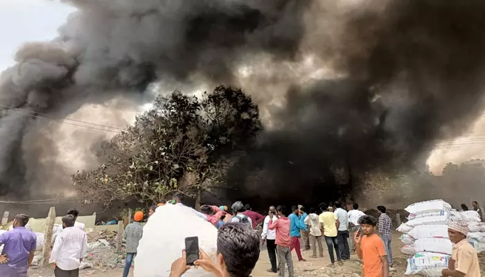 భవనాల మధ్యలో భారీగా మంటలు.. కిలో మీటర్ ఎత్తులో నల్లగా కమ్మిన పొగ (వీడియో)