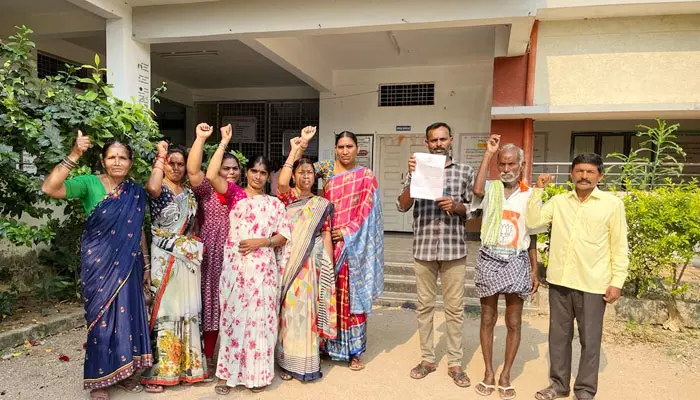 భూమి కోల్పోయిన బాధితుల నిరసన....