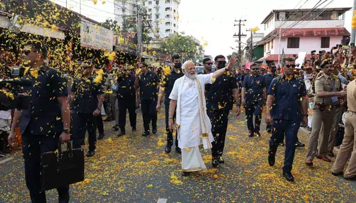 కమ్యూనిస్టుల కంచు కోటలో మోడీ రోడ్ షో.. (వీడియో)