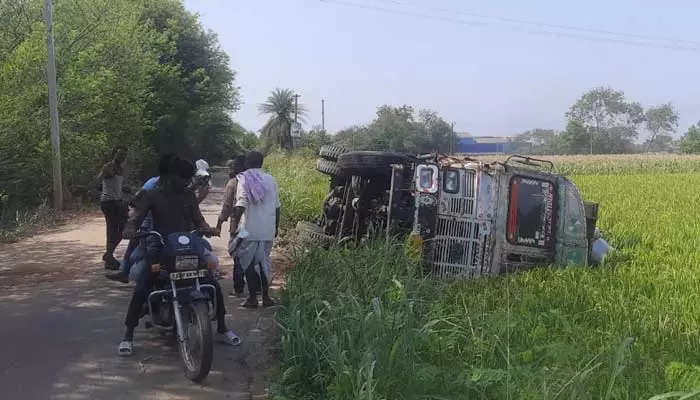 ప్రమాదాలు జరుగుతున్నా పట్టించుకోరా.. నిద్ర మత్తులో అధికారులు