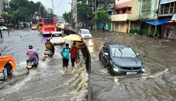 HYD : నగరంలో కుండపోత వర్షం