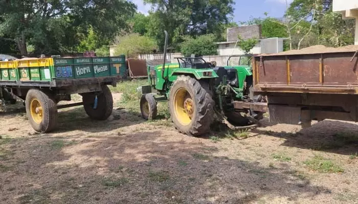 అక్రమంగా ఇసుక తరలిస్తున్న రెండు ఇసుక ట్రాక్టర్లు సీజ్..