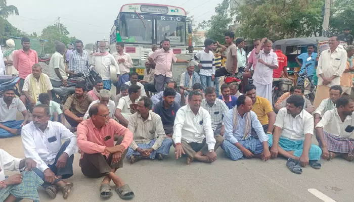 రోడ్డుపై బైఠాయించిన గూడూరు రైతులు