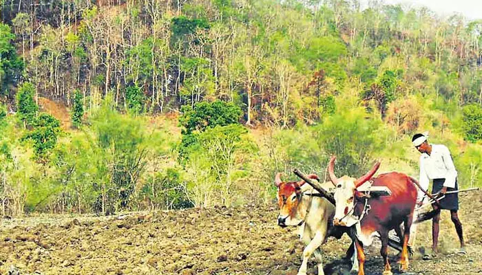 పట్టాలిప్పిస్తామని బ్రోకర్ల దందా.. రిటైర్డ్ ఆఫీసర్ కీ రోల్