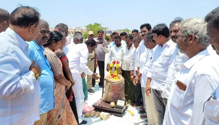 మొక్కజొన్న కొనుగోలు కేంద్రాన్ని ప్రారంభించిన ఎమ్మెల్యే  అబ్రహం..