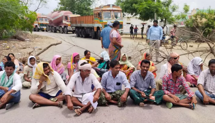 రోడ్డెక్కిన రైతున్న..ఐకేపీలో కొనుగోళ్లలో జాప్యంపై ఆందోళన