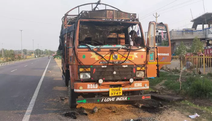 అగ్నికి ఆహుతైన మొక్కజొన్నల లోడ్, డీసీఎం