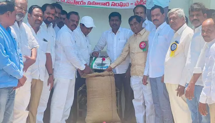 ధాన్యం కొనుగోలు కేంద్రాల్లో మద్దతు ధర: ఎమ్మెల్యే అంజయ్య యాదవ్