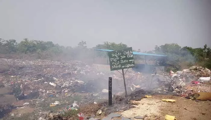 పంచాయతీ కార్యదర్శి నిర్లక్ష్యం.. వాహనదారులకు తీవ్ర ఇబ్బందులు..