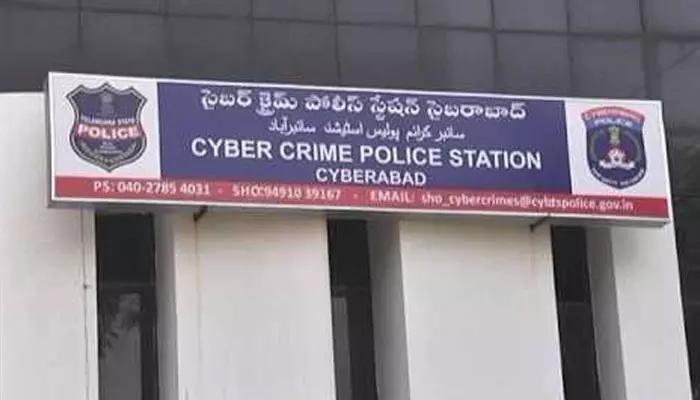 సైబర్ పీఎస్ ఎదురుగా క్యూనెట్ బాధితుల ఆందోళన