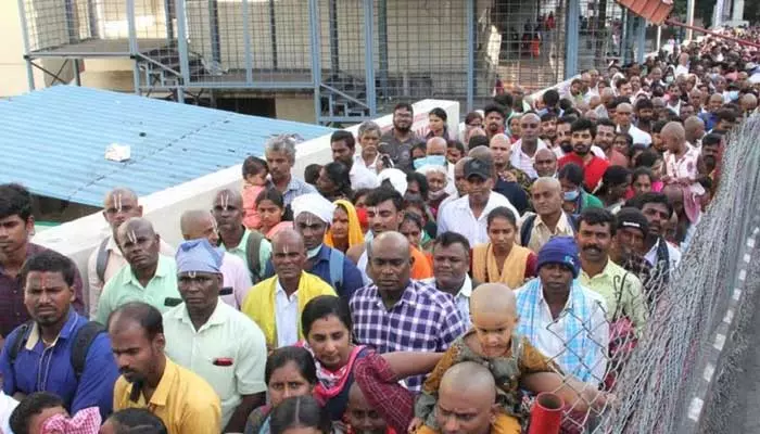 Tirumala: శ్రీవారి సర్వదర్శనానికి పోటెత్తిన భక్తులు