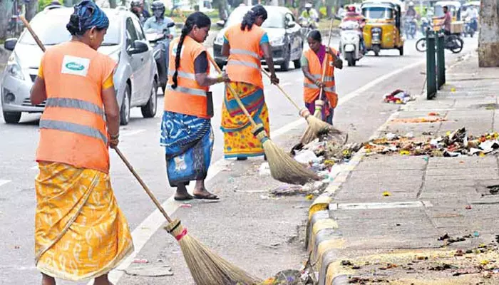 స్వీపర్లకు ఎండ కష్టాలు.. పని వేళల్లో మార్పులు