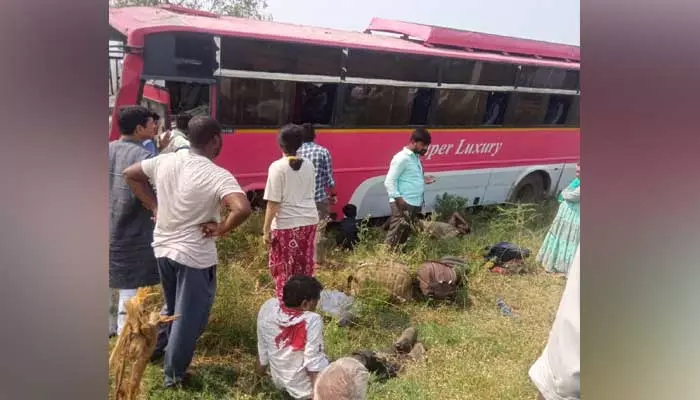 అదుపుతప్పిన ఆర్టీసీ సూపర్ లగ్జరీ.. ఎనిమిది మందికి గాయాలు