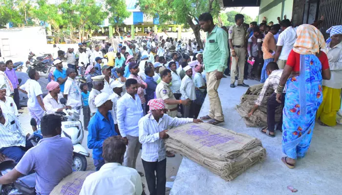 గన్నీ బ్యాగ్ కొరతతో..రైతుల రాస్తారోకో..