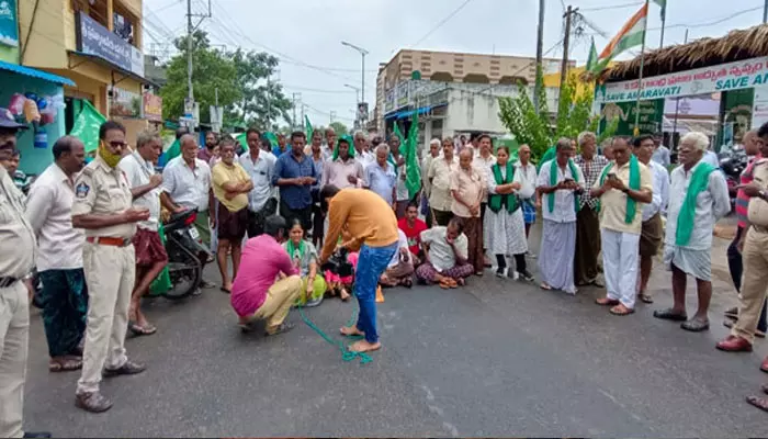 మరోసారి రోడ్డెక్కిన రాజధాని.. భారీ వర్షంలోనూ రైతుల నిరసన