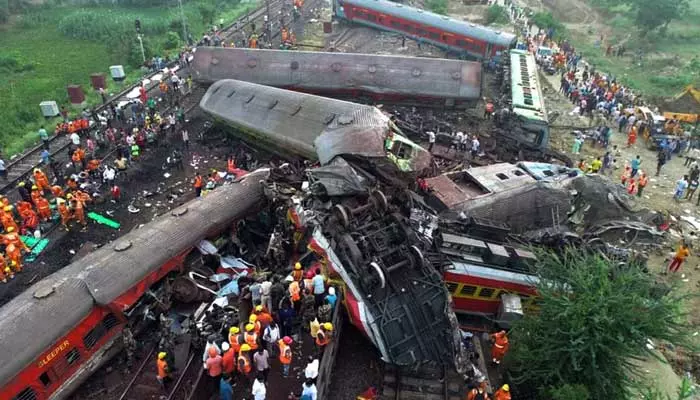 Odisha train accident : కొడుకు మృతదేహాం కోసం ఏడుస్తూ వెతుకుతున్న తండ్రి (వీడియో)