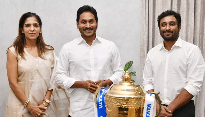 Y. S. Jagan Mohan Reddy : సీఎం జగన్‌తో క్రికెటర్ అంబటి రాయుడు భేటీ