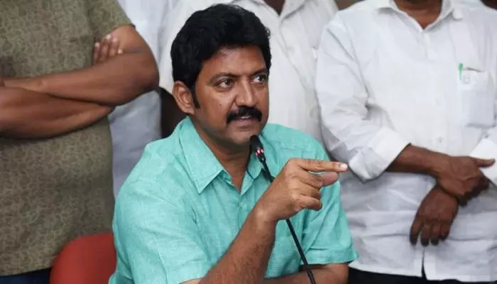 Vallabhaneni Vamsi: వైసీపీ ప్రభుత్వాన్ని విమర్శించేవాళ్లు పనికిమాలిన సన్నాసులు