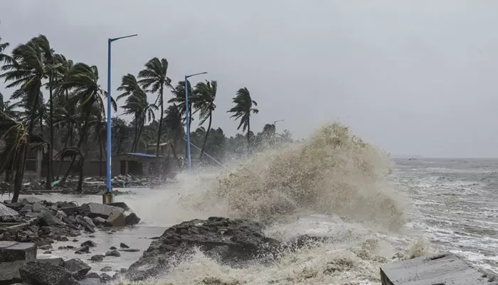 తుఫాన్ బీభత్సం..అల్లకల్లోలంగా అరేబియా సముద్రం