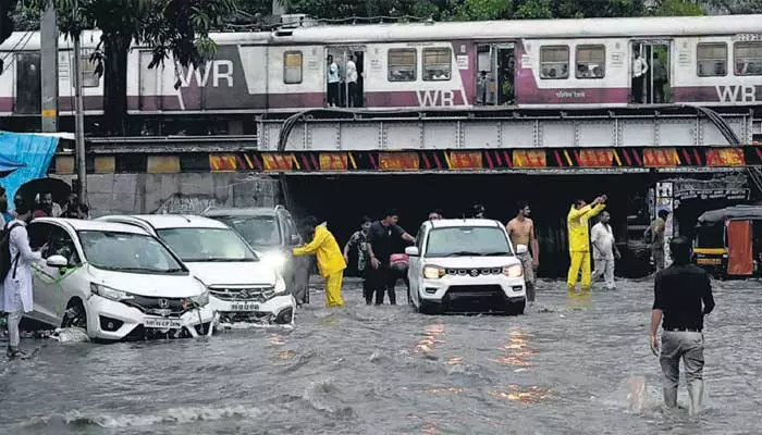 భారీ వర్షాలతో అతలాకుతలం.. వరద గుప్పిట్లో పలు ప్రాంతాలు: