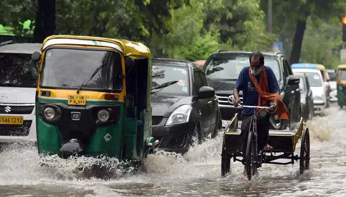 ఢిల్లీలో భారీ వర్షం.. ఆరెంజ్ అలర్ట్ జారీ..