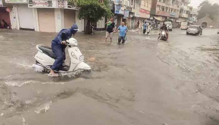 గుజరాత్‌లో భారీ వర్షాలు.. 9 మంది మృతి