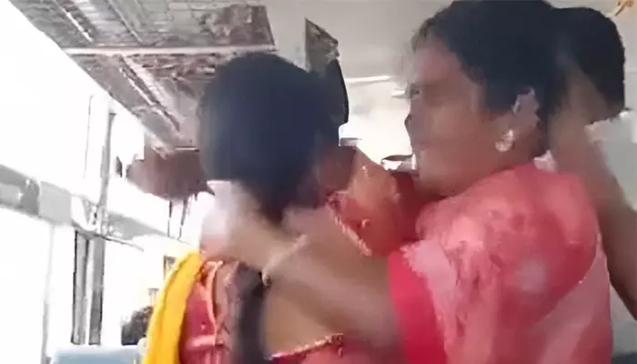 women-fight-in-rtc-bus-for-seat-in-bhadrachalam