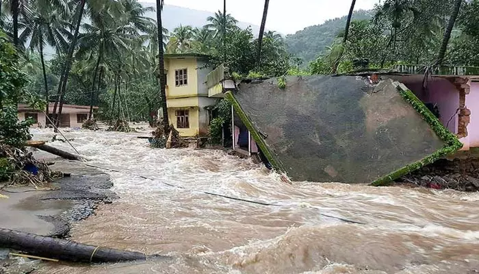 Kerala Monsoon: కేరళలో భారీ వర్షాలు.. రెడ్ అలర్ట్