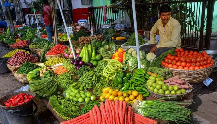 Vegetable prices : ఆకాశాన్నంటిన కూరగాయల ధరలు..