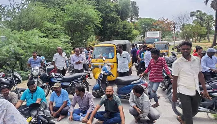 అసంపూర్తిగా రోడ్డు పనులు.. కాలనీ వాసుల రాస్తారోకో