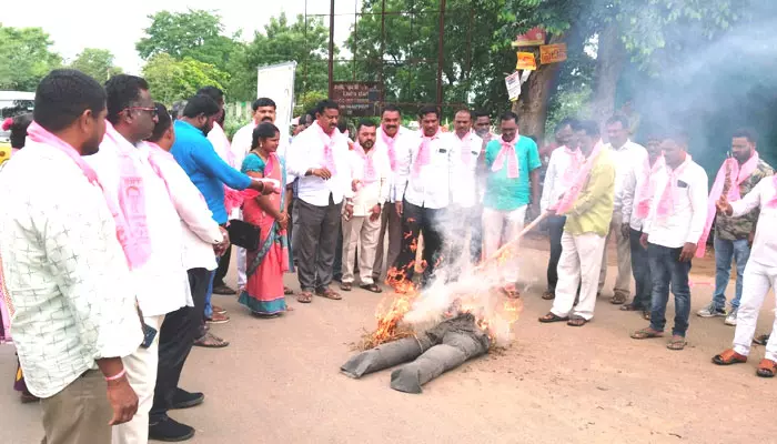 బెల్లంపల్లిలో రేవంత్ రెడ్డి దిష్టిబొమ్మ దహనం