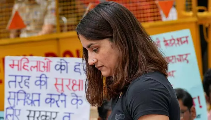 Vinesh Phogat: స్టార్​ రెజ్లర్‌కు యాంటీ డోపింగ్‌ ఏజెన్సీ నోటీసులు..