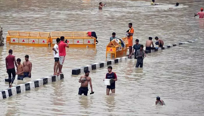 రికార్డు స్థాయికి చేరిన యమునా నది నీటి మట్టం..