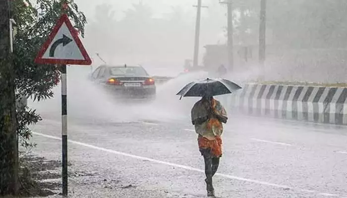 Heavy rain forecast for Telangana : తెలంగాణకు రెడ్ అలర్ట్.. బయటకు రావద్దొంటూ కీలక సూచన