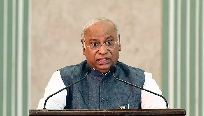 Kharge: గడువు ప్రకారమే ఎన్నికలు జరగాలి.. కాంగ్రెస్ చీఫ్ సంచలన వ్యాఖ్యలు