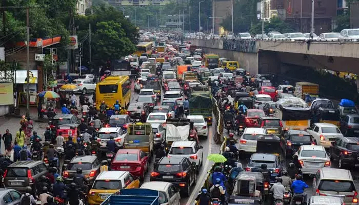 Hyderabad rains: కుండపోత వర్షం.. నగరంలో కిలోమీటర్ల మేర ట్రాఫిక్ జామ్