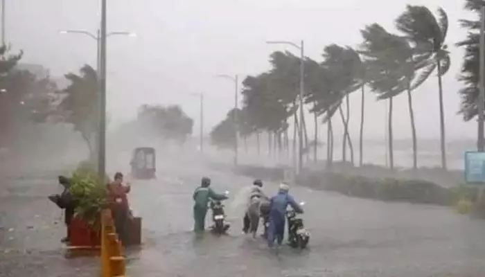 Weather Update : తెలంగాణకు రెడ్ అలర్ట్.. రేపు అత్యంత భారీ వర్షాలు..!