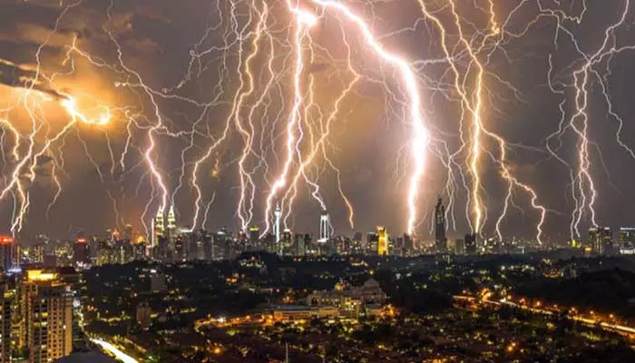 Telangana weather update: అత్తాపూర్‌లో అపార్ట్మెంట్‌పై పిడుగు పాటు