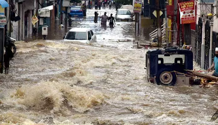 Hyderabad :హైదరాబాద్ అల్లకల్లోలం.. భయం గుప్పిట్లో ఆ ప్రాంత ప్రజలు