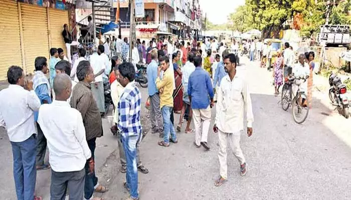 అవమానాల పాలవుతున్న అడ్డా కూలీలు