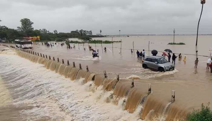 వ‌ద‌ల‌ని వాన‌..డేంజ‌ర్ జోన్‌లోనే వ‌రంగ‌ల్ కాల‌నీలు