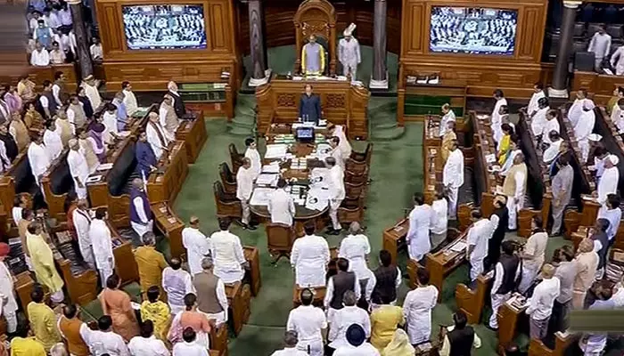 Parliament: పార్లమెంటులో ఆగని ప్రతిపక్షాల నిరసనలు..